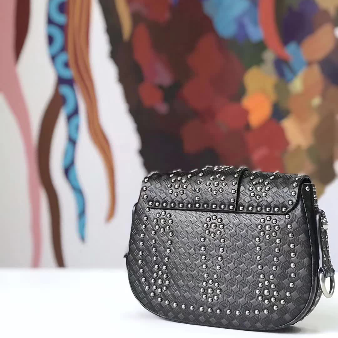 【原版皮】迪奥/Dior 肩背包,选用编织纹小牛皮裁制而成,缀以铆钉设计,搭配宽肩带更有特色,真的特别好看,款号:M6501