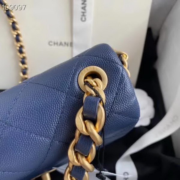 【原版皮】香奈儿/Chanel 新款口盖包,选用牛皮颗粒经过特殊工艺抛光,皮面略微亮闪闪,增加了耐磨度同时又超质感,经典的菱格纹设计,双C纽扣设计,19的皮穿金属粗链条,款号:AS1895