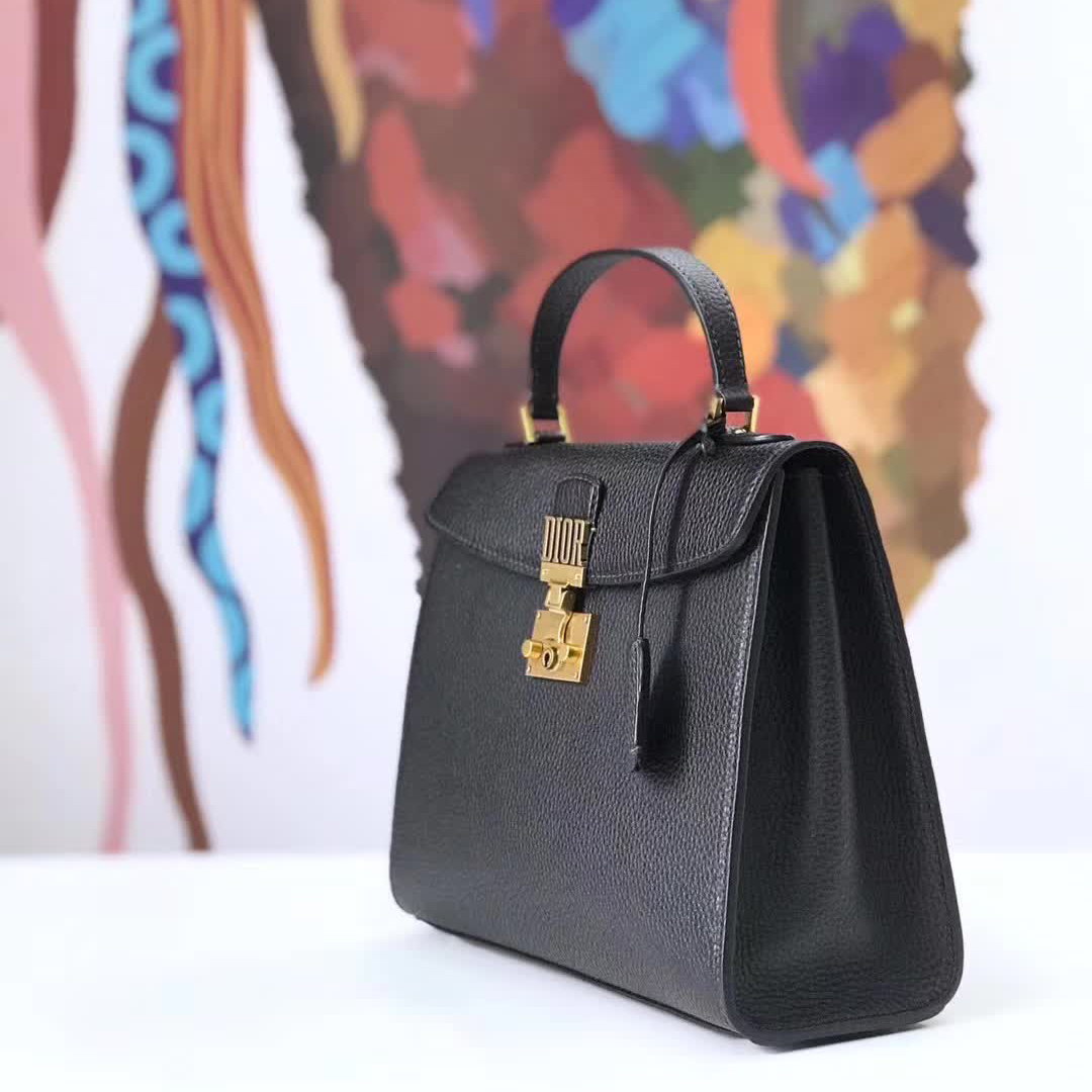 【原版皮】迪奥/Dior 手提包,选用荔枝纹小牛皮裁制而成,饰以品牌标识字母锁扣,低调奢华,简约时尚