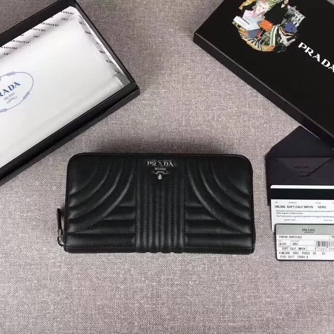 【原版皮】普拉达/Prada 拉链钱夹,选用纳帕牛皮裁制而成,点缀散字唛徽标,精湛走线均匀整齐,款号:1ML506