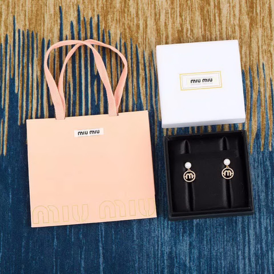 20秋季最新专柜款-缪缪Miu Miu2020新款珍珠MLOGO耳环,miumiu家的耳环都比较小女人哦,而且也很气质