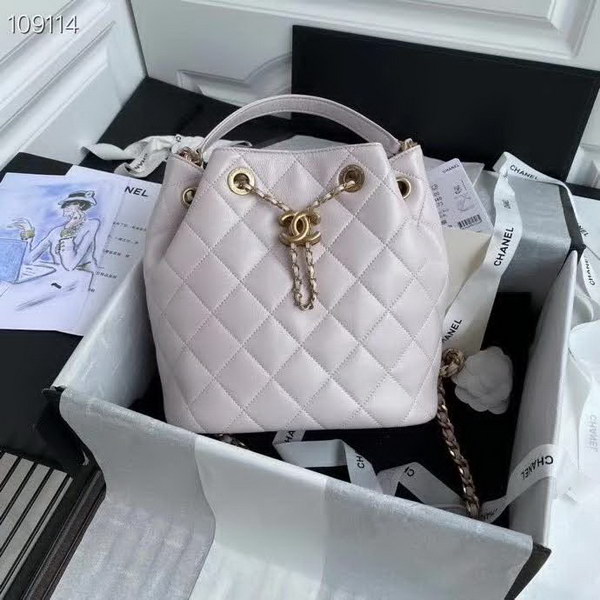 【原版皮】香奈儿/Chanel 新款抽绳包,选用小羊皮经过特殊工艺抛光,皮面略微亮闪闪,增加了耐磨度同时又超质感,经典的菱格纹设计,双C纽扣设计,19的皮穿金属粗链条,款号:AS1900