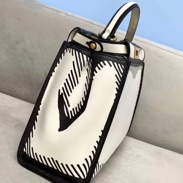 【原版皮】芬迪/Fendi 加州天空系列手Peekaboo手袋,白色皮革材质,以对比鲜明的黑色图形轮廓为特色,营造出二维效果,两侧则缀以经典的扭锁,内衬饰有黑色图形轮廓,构成FF图案,挂饰,字母肩带需另行购买,款号: 8306M