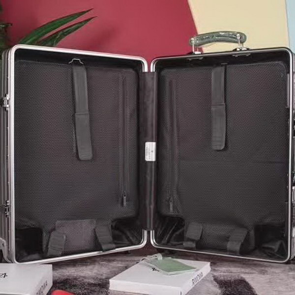 日默瓦/Rimowa 旅行箱,全铝镁合金,经典款的新版本,彩色皮质把手,购买就送透明套,4个轮子,2个手把,绑带,想怎么换就怎么换,永远是街头机场最靓的你