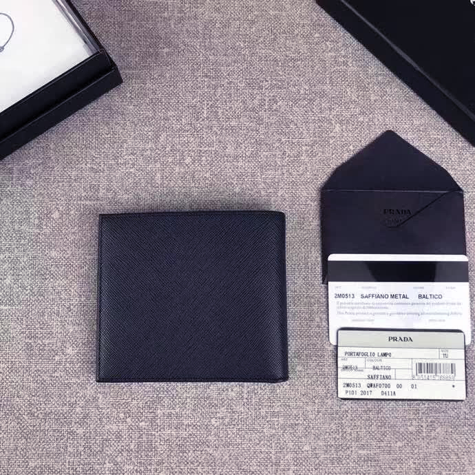 【原版皮】普拉达/Prada 短款钱夹,选用十字纹小牛皮裁制而成,边角点缀三角唛,经典之作,简单时尚,款号:2M0513