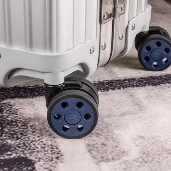 日默瓦/Rimowa 旅行箱,全铝镁合金,经典款的新版本,彩色皮质把手,购买就送透明套,4个轮子,2个手把,绑带,想怎么换就怎么换,永远是街头机场最靓的你