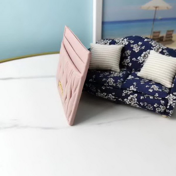 【原版皮】缪缪/Miu Miu 卡夹，采用小羊皮材质精心裁制而成，Matelasse花纹图案，内里标识烫字，Moire和皮革衬里，款号：5MC076