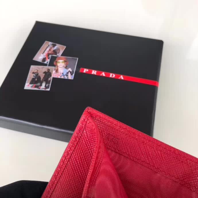 【原版皮】普拉达/Prada 短款钱夹,选用十字纹小牛皮裁制而成,点缀金色散字唛徽标,简单实用,提升个人品味的一款,款号:1M0204