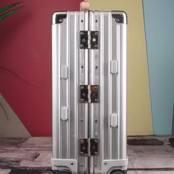 日默瓦/Rimowa 旅行箱,全铝镁合金,经典款的新版本,彩色皮质把手,购买就送透明套,4个轮子,2个手把,绑带,想怎么换就怎么换,永远是街头机场最靓的你