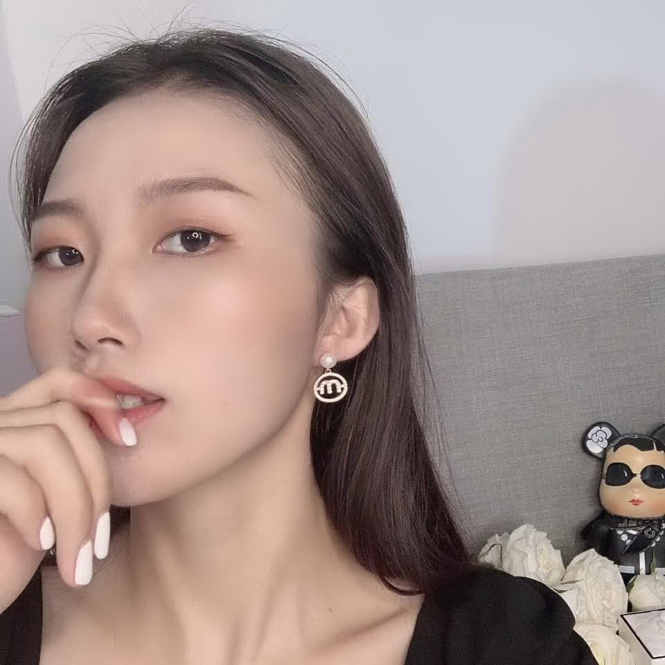20秋季最新专柜款-缪缪Miu Miu2020新款珍珠MLOGO耳环,miumiu家的耳环都比较小女人哦,而且也很气质