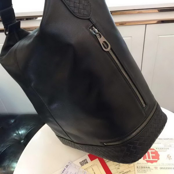 【原版皮】宝缇嘉/BV 男士肩背包,采用南韩软皮,柔软的hobo包造型贴合身形,半部分以手工编织制作,肩背或斜挎方式舒适携带,款号:80188805