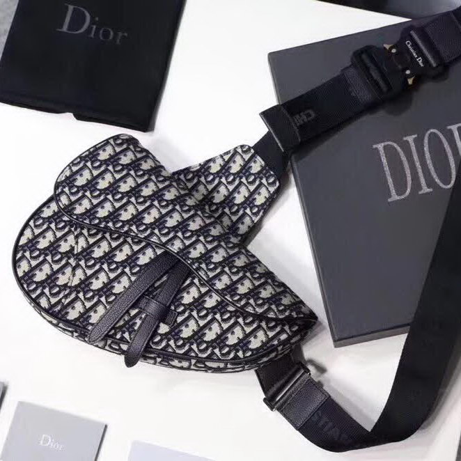 【原版皮】迪奥/Dior 马鞍包,选用Oblique提花帆布搭配同色系牛皮皮革裁制而成,饰有Christian Dior带扣细节,彰显出自由与独特个性,看起来帅气又低调