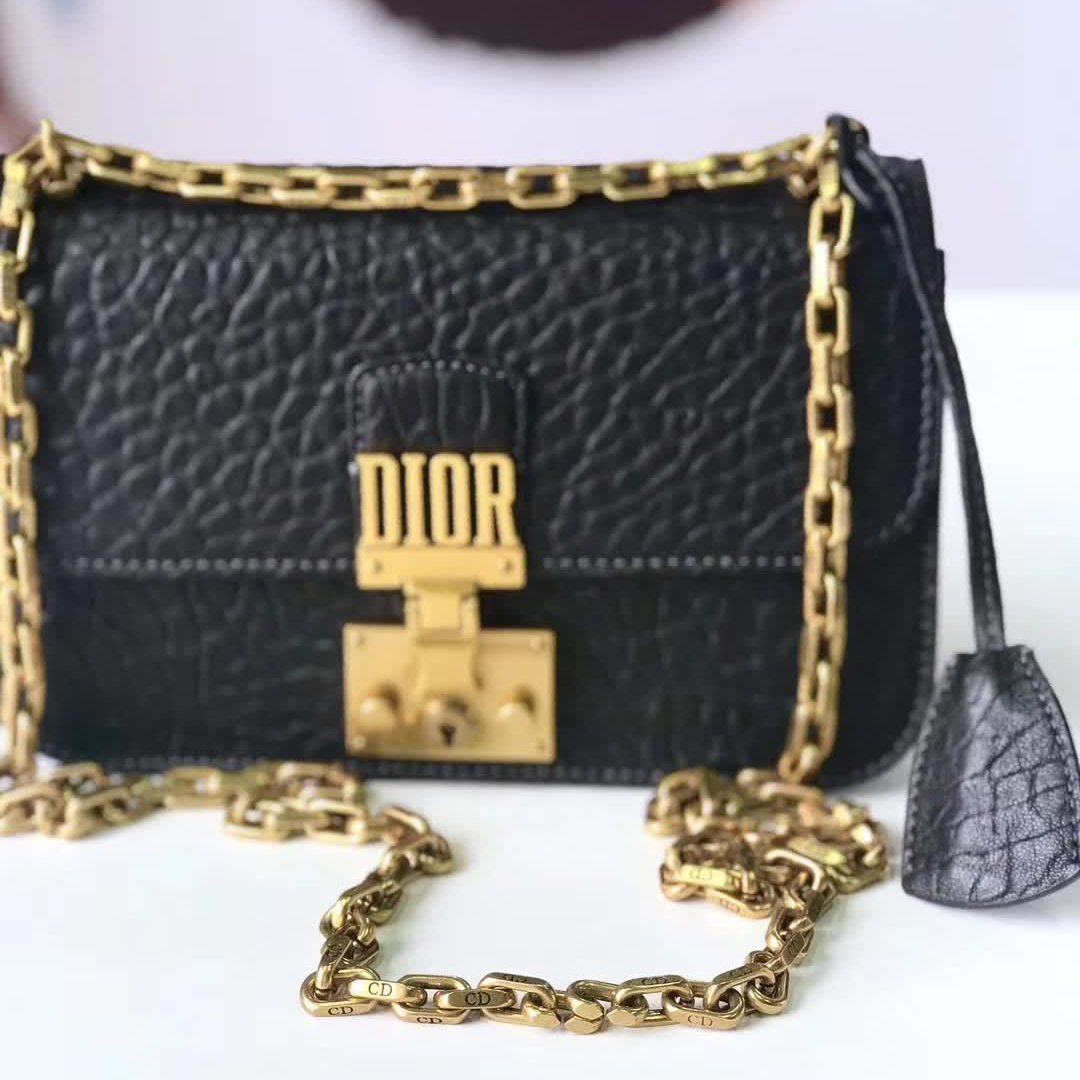 【原版皮】迪奥/Dior 链条包,选用大象纹小牛皮裁制而成,饰以精致又摩登复古品牌标识锁扣,很有年代感,搭配链条肩带,真是perfect,款号:M5816
