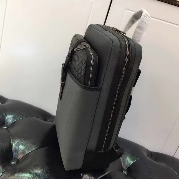 【原版皮】宝缇嘉/BV 男士双肩包,运用Meridian工艺制作,色彩绚丽,高度实用的同时又不失时尚风采,标志性刻花金属夹扣闭合,柔软加衬,有效保护高科技设备,款号:80187708