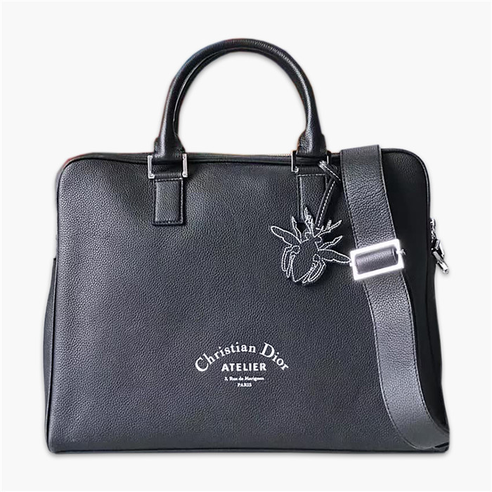 【原版皮】迪奥/Dior 男士公文包,选用粒面纹小牛皮裁制而成,采用传统工艺,是现代男士携带各类日常数据与文件的尚佳选择