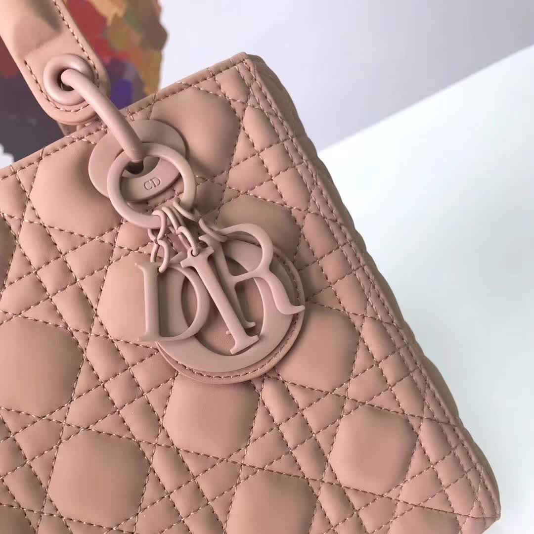【原版皮】迪奥/Dior 戴妃包,磨砂系列,选用小牛皮绗缝藤格纹,饰有 Ultra matte 饰面金属配饰