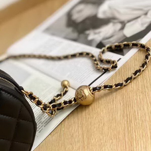 【原版皮】香奈儿/Chanel 金球系列小圆饼包,采用小羊皮精心裁制而成,柔软细腻搭配这季最火爆的链条,神奇的小金球能控制肩带长短,平时出门带的口红车钥匙纸巾都能放,款号:AS0366