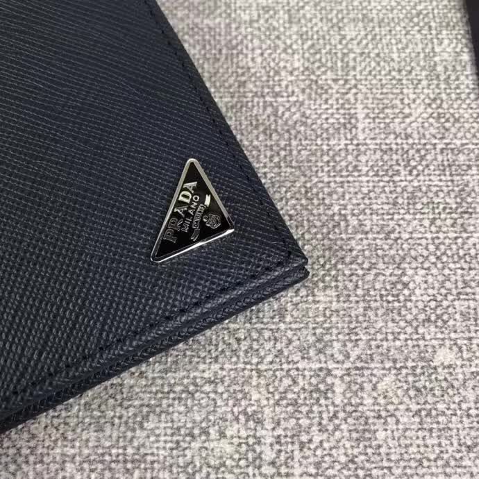【原版皮】普拉达/Prada 短款钱夹,选用十字纹小牛皮裁制而成,边角点缀三角唛,经典之作,简单时尚,款号:2M0513