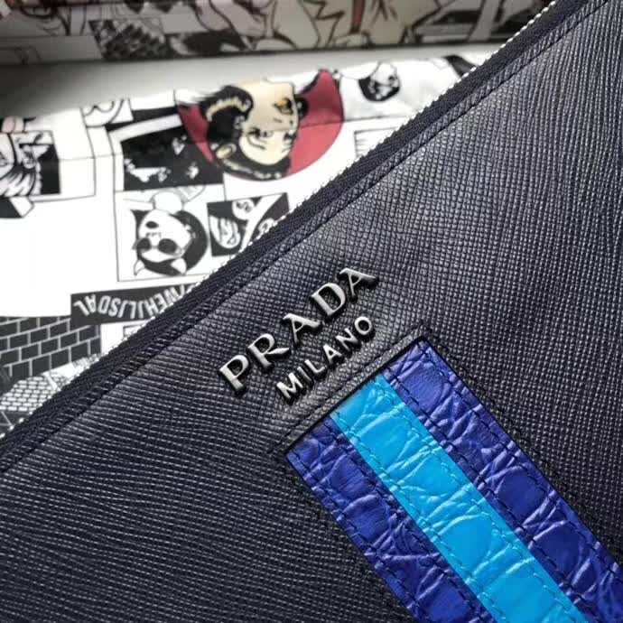 【原版皮】普拉达/Prada 男士手包,选用十字纹小牛皮镶嵌彩带鳄鱼纹裁制而成,经典之作,简单时尚,款号:2NG005