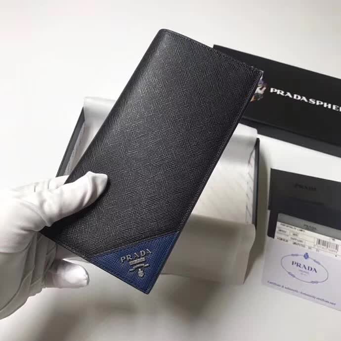 【原版皮】普拉达/Prada 西装钱夹，选用十字纹小牛皮裁制而成，边角点缀三角散字徽标，经典之作，简单时尚，款号：2MV836
