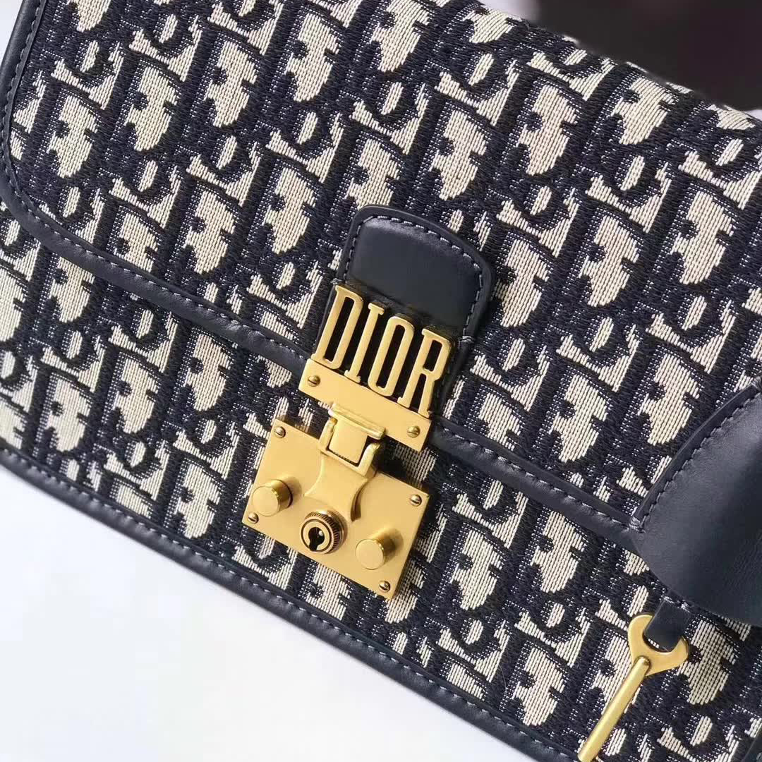 【原版皮】迪奥/Dior 链条包,选用Oblique提花帆布搭配同色系牛皮皮革裁制而成,饰以不规则珠片,很有年代感,搭配链条肩带,真是perfect