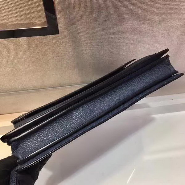 【原版皮】普拉达/Prada 男士手包,采用小牛皮材质,充分呈现充满现代感和阳刚之气的迷人魅力,颇具功能性,非常实用,款号:2VF018