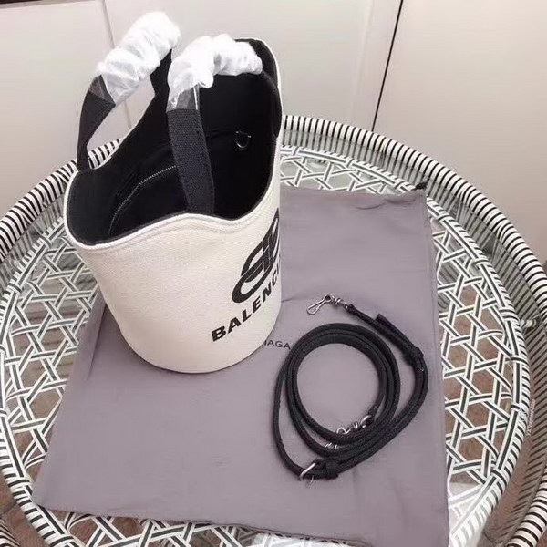 【原版皮】巴黎世家/Balenciaga, 帆布水桶手提包,黑白设计正面大小logo相衬,经典设计简约不轻易过时,帆布包轻盈易携带,容量却很赞,手提斜挎都是棒棒的