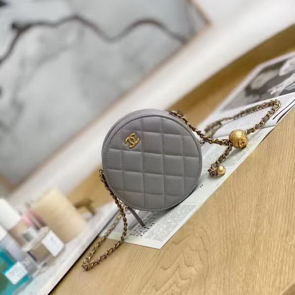 【原版皮】香奈儿/Chanel 金球系列小圆饼包,采用小羊皮精心裁制而成,柔软细腻搭配这季最火爆的链条,神奇的小金球能控制肩带长短,平时出门带的口红车钥匙纸巾都能放,款号:AS0366