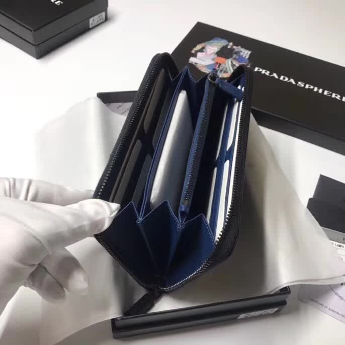 【原版皮】普拉达/Prada 拉链钱夹,选用十字纹小牛皮裁制而成,边角点缀三角散字徽标,经典之作,简单时尚,款号:2ML317