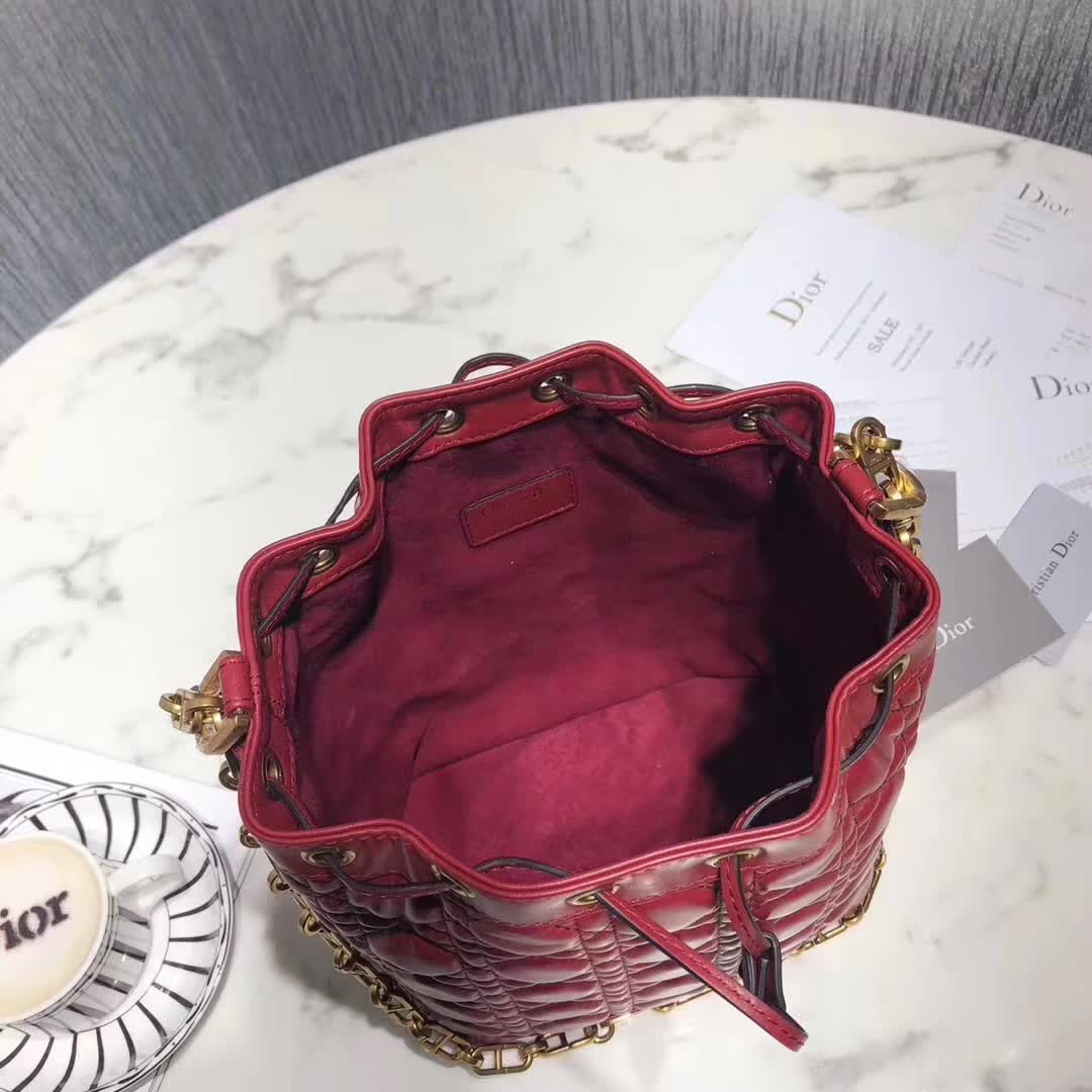 【原版皮】迪奥/Dior 水桶包,选用柔软羊皮裁制而成,全新包型,火遍时尚圈的复古潮流感,款号:M1693