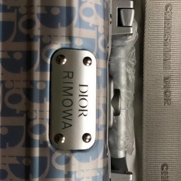 迪奥Dior X 日默瓦/RiMoWa 独家定制款化妆箱,汇集艺术,时尚与设计,领先时装周发售,体现精湛的手工匠艺和专业技术