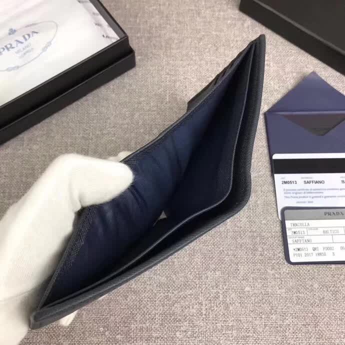 【原版皮】普拉达/Prada 短款钱夹,选用十字纹小牛皮镶嵌彩带皮革裁制而成,精湛走线均匀整齐,做工精湛,款号:2M0513