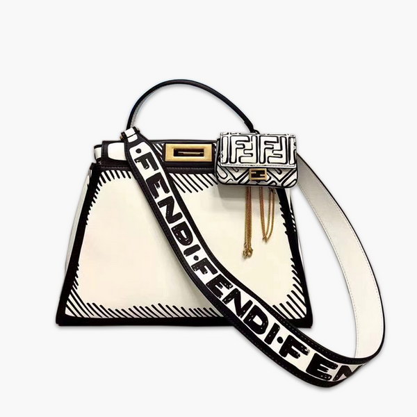 【原版皮】芬迪/Fendi 加州天空系列手Peekaboo手袋,白色皮革材质,以对比鲜明的黑色图形轮廓为特色,营造出二维效果,两侧则缀以经典的扭锁,内衬饰有黑色图形轮廓,构成FF图案,挂饰,字母肩带需另行购买,款号: 8306M