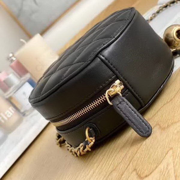 【原版皮】香奈儿/Chanel 金球系列小圆饼包,采用小羊皮精心裁制而成,柔软细腻搭配这季最火爆的链条,神奇的小金球能控制肩带长短,平时出门带的口红车钥匙纸巾都能放,款号:AS0366