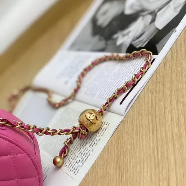 【原版皮】香奈儿/Chanel 金球系列小圆饼包,采用小羊皮精心裁制而成,柔软细腻搭配这季最火爆的链条,神奇的小金球能控制肩带长短,平时出门带的口红车钥匙纸巾都能放,款号:AS0366