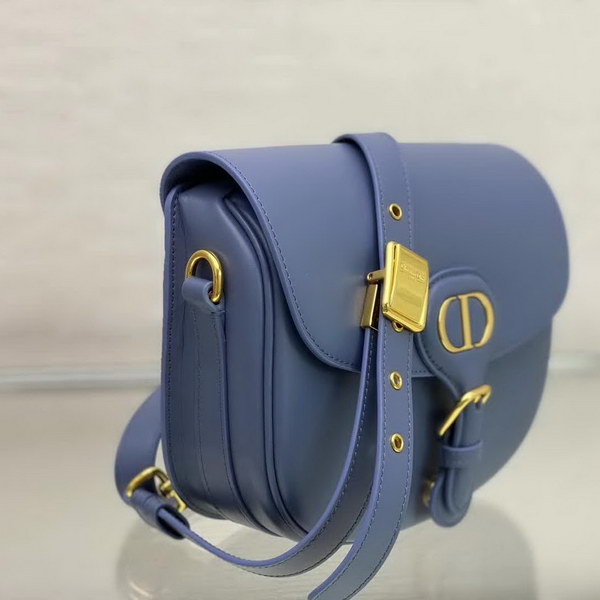 【原版皮】迪奥/Dior bobby 手袋,复古CD logo,硬挺的包身,五金做旧增加了复古感,不易磨损,采用光面牛皮革精心制作,饰以复古金色五金配件提升格调,柔软而富有质感,点缀有军装风格搭扣,款号:M9319