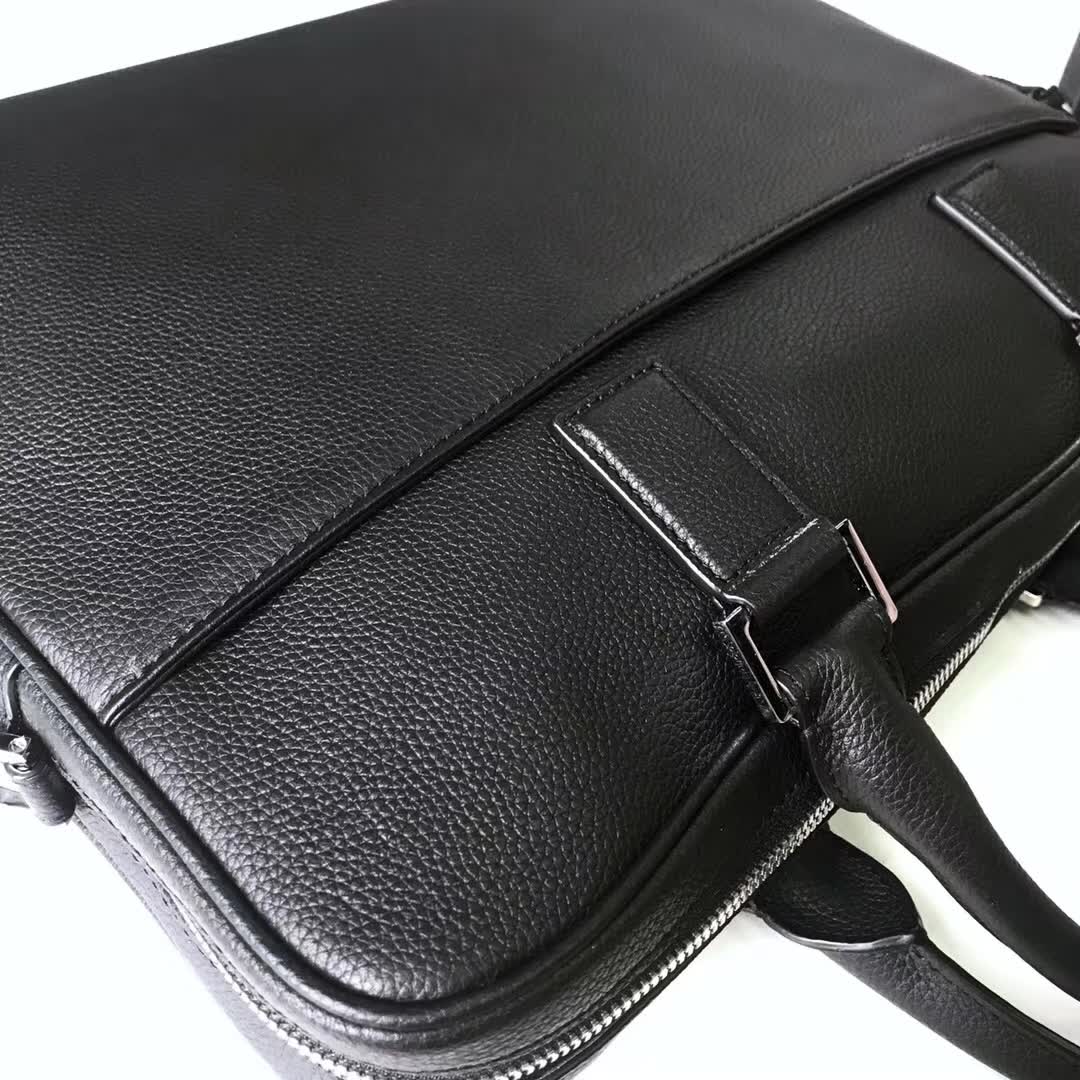 【原版皮】迪奥/Dior 男士公文包,选用粒面纹小牛皮裁制而成,采用传统工艺,是现代男士携带各类日常数据与文件的尚佳选择