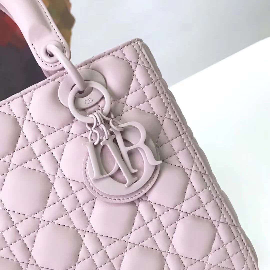 【原版皮】迪奥/Dior 戴妃包,磨砂系列,选用小牛皮绗缝藤格纹,饰有 Ultra matte 饰面金属配饰