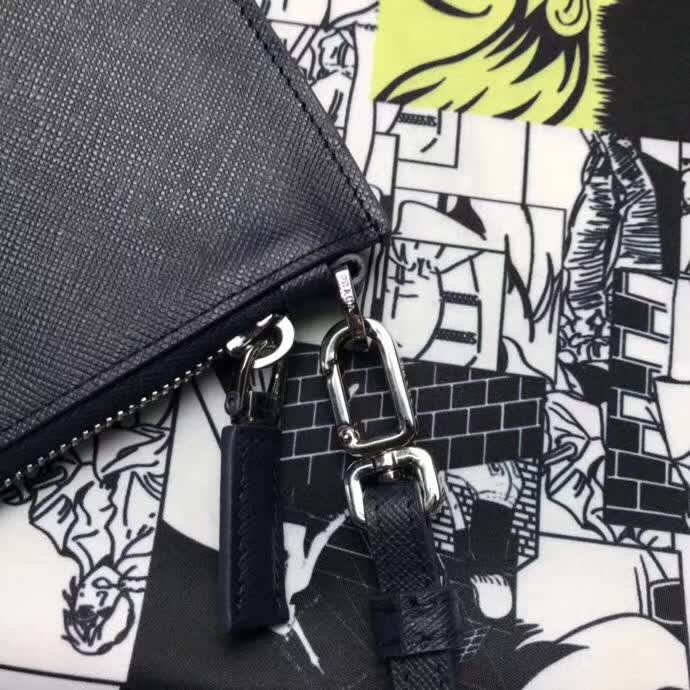 【原版皮】普拉达/Prada 男士手包,选用十字纹小牛皮镶嵌彩带鳄鱼纹裁制而成,经典之作,简单时尚,款号:2NG005