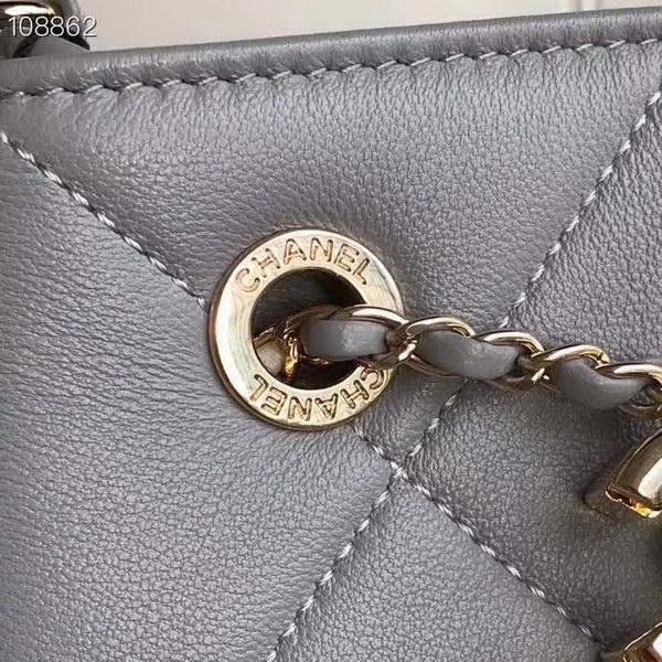 【原版皮】香奈儿/Chanel Mini小水桶包,上身简直太可爱了,这次的Hobo小水桶,长度刚好到腰部,相比之前的小水桶,这次最新款的水桶空格做得更加饱满,款号:AS1801