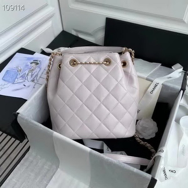 【原版皮】香奈儿/Chanel 新款抽绳包,选用小羊皮经过特殊工艺抛光,皮面略微亮闪闪,增加了耐磨度同时又超质感,经典的菱格纹设计,双C纽扣设计,19的皮穿金属粗链条,款号:AS1900