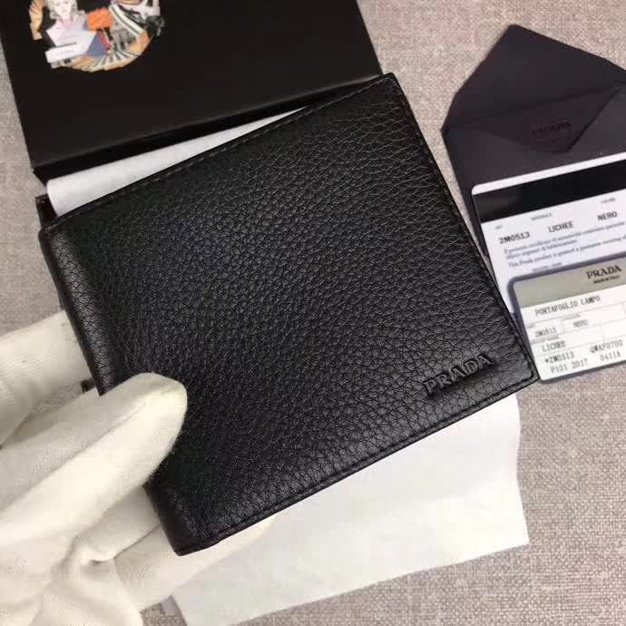 【原版皮】普拉达/Prada 短款钱夹,选用摔纹小牛皮裁制而成,边角热压印字母标识,经典之作,简单时尚,款号:2M0513