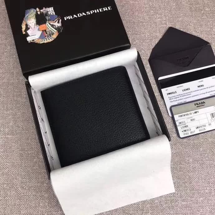 【原版皮】普拉达/Prada 短款钱夹,选用摔纹小牛皮裁制而成,边角热压印字母标识,经典之作,简单时尚,款号:2M0513