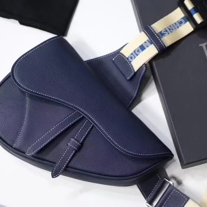 【原版皮】迪奥/Dior 马鞍包,选用颗粒纹小牛皮裁制而成,饰有Christian Dior带扣细节,彰显出自由与独特个性,看起来帅气又低调