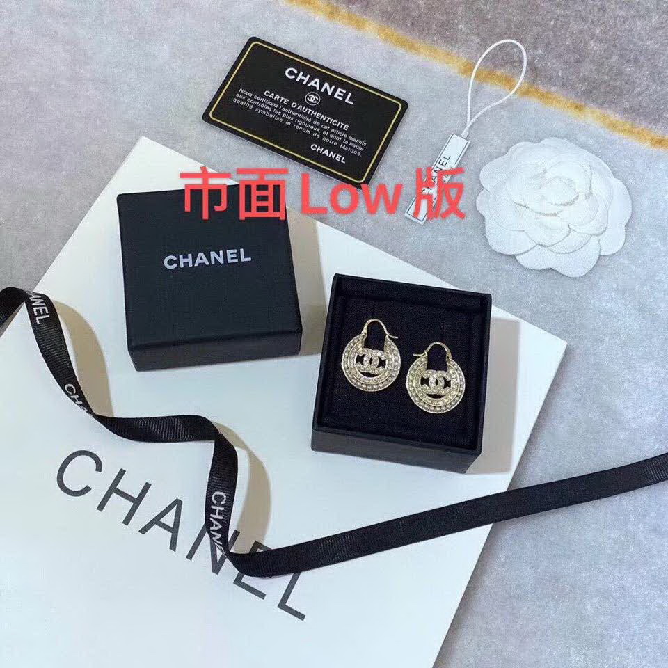 20秋季最新专柜款-Chanel圆形珍珠耳环,细节满满的一款,以及背面五金的细腻,完美一对耳环用了64颗施华洛世奇珍珠,50粒施华洛世奇钻