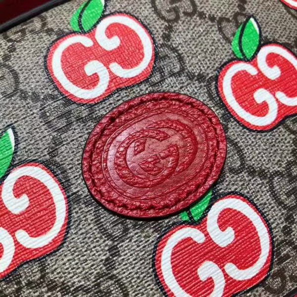 【原版皮】古驰/Gucci 苹果双肩背包,融入了卡通风格的苹果图案,与品牌的双G字母交织图案巧妙搭配,这款背包采用拉链前袋,背面为科技网布材质,款号:601296