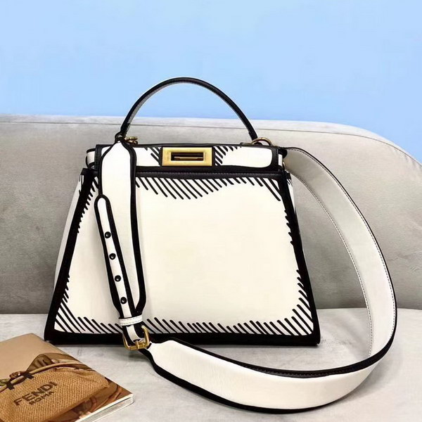 【原版皮】芬迪/Fendi 加州天空系列手Peekaboo手袋,白色皮革材质,以对比鲜明的黑色图形轮廓为特色,营造出二维效果,两侧则缀以经典的扭锁,内衬饰有黑色图形轮廓,构成FF图案,挂饰,字母肩带需另行购买,款号: 8306M