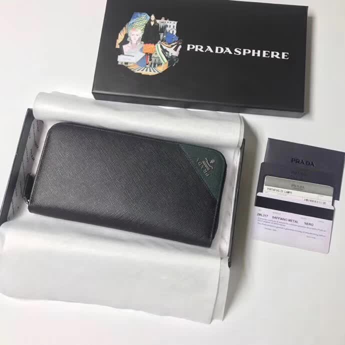 【原版皮】普拉达/Prada 拉链钱夹,选用十字纹小牛皮裁制而成,边角点缀三角散字徽标,经典之作,简单时尚,款号:2ML317