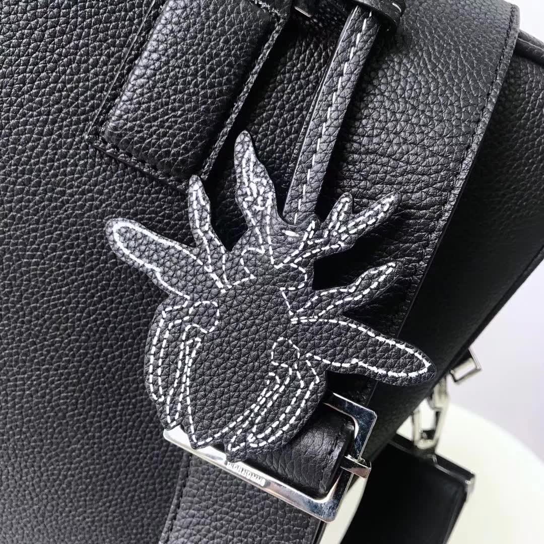 【原版皮】迪奥/Dior 男士公文包,选用粒面纹小牛皮裁制而成,采用传统工艺,是现代男士携带各类日常数据与文件的尚佳选择