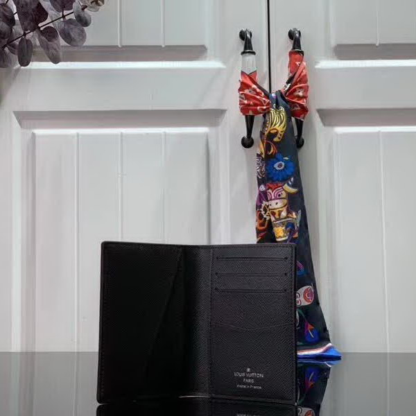 【原版皮】路易威登/LV 大格口袋钱夹,由Damier Graphite Pixel涂层帆布制成,以像素形式演绎经典Damier棋盘格图案,凸显未来感,集各种口袋与信用卡槽于一身,小巧又实用的多功能,款号:N63144